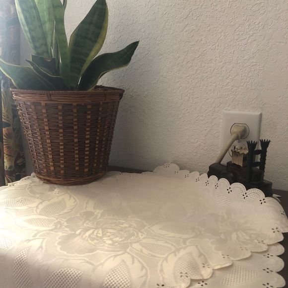 Vintage Floral White Lace Placemat Pair with Roses - Picture 2 of 15